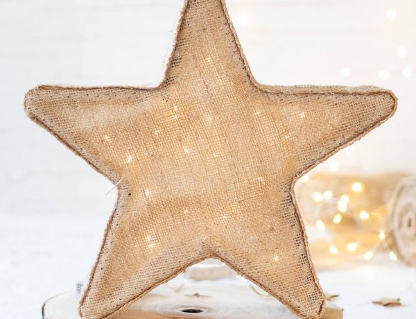 Weihnachtliche Dekoration zum selber machen. Eine schöne Sternlampe für die Weihnachtszeit. Ein wundervolles, einfaches und funkelndes DIY Projekt und eine schöne Idee