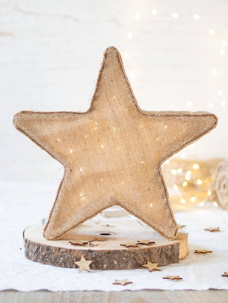 Weihnachtliche Dekoration zum selber machen. Eine schöne Sternlampe für die Weihnachtszeit. Ein wundervolles, einfaches und funkelndes DIY Projekt und eine schöne Idee