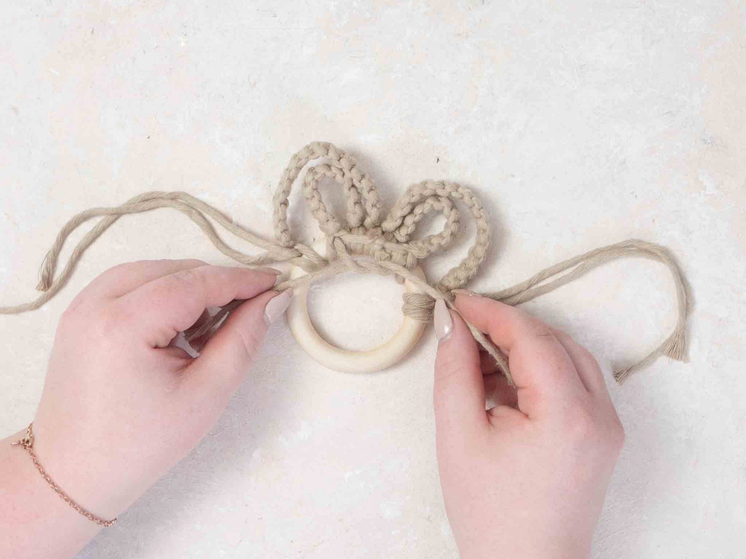 DIY Makramee Greifring Hasi F r Babys Einfache Anleitung Zum Basteln diy-makramee-greifring-hasi-f-r-babys-einfache-anleitung-zum-basteln