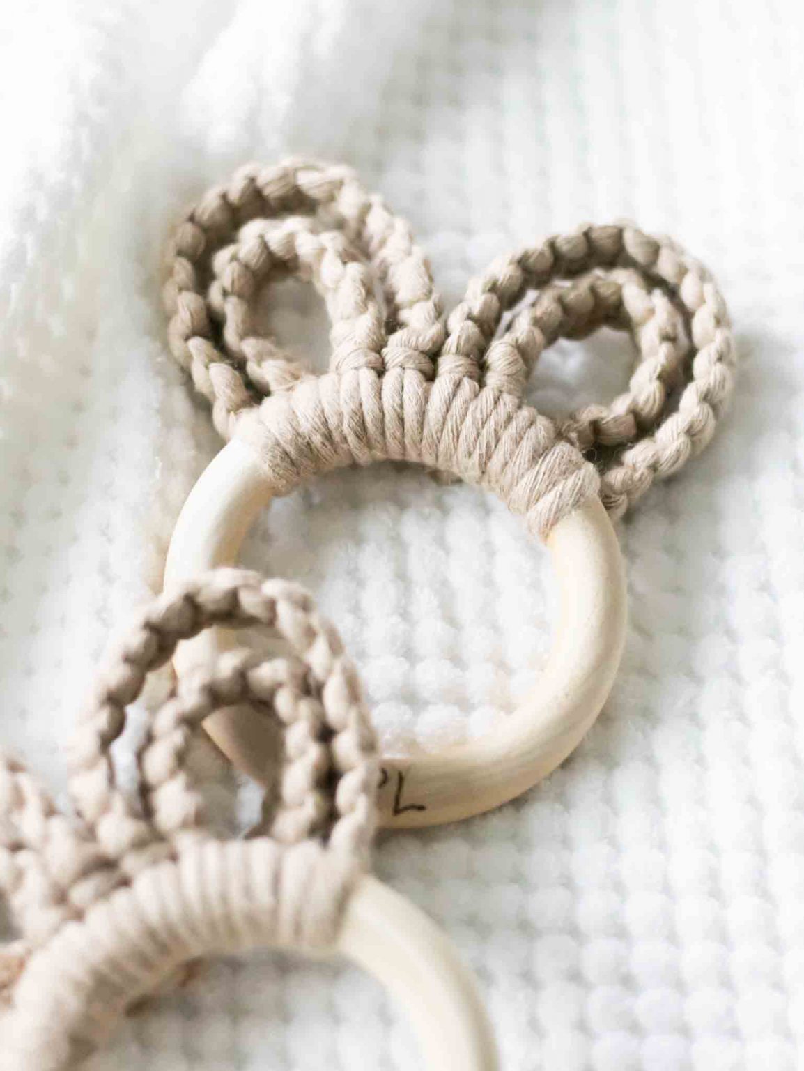 DIY Makramee Greifring Hasi F r Babys Einfache Anleitung Zum Basteln diy-makramee-greifring-hasi-f-r-babys-einfache-anleitung-zum-basteln