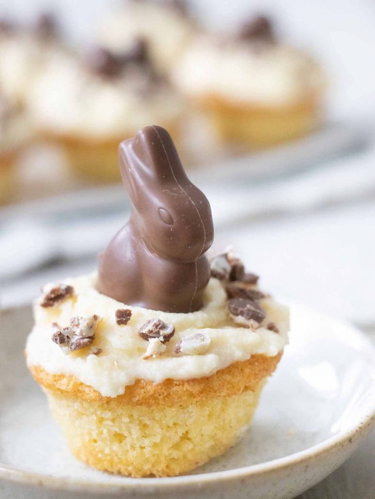 Schoko-Bons Cupcake als Osternest. Einfaches Rezept für Vanille-Cupcakes.