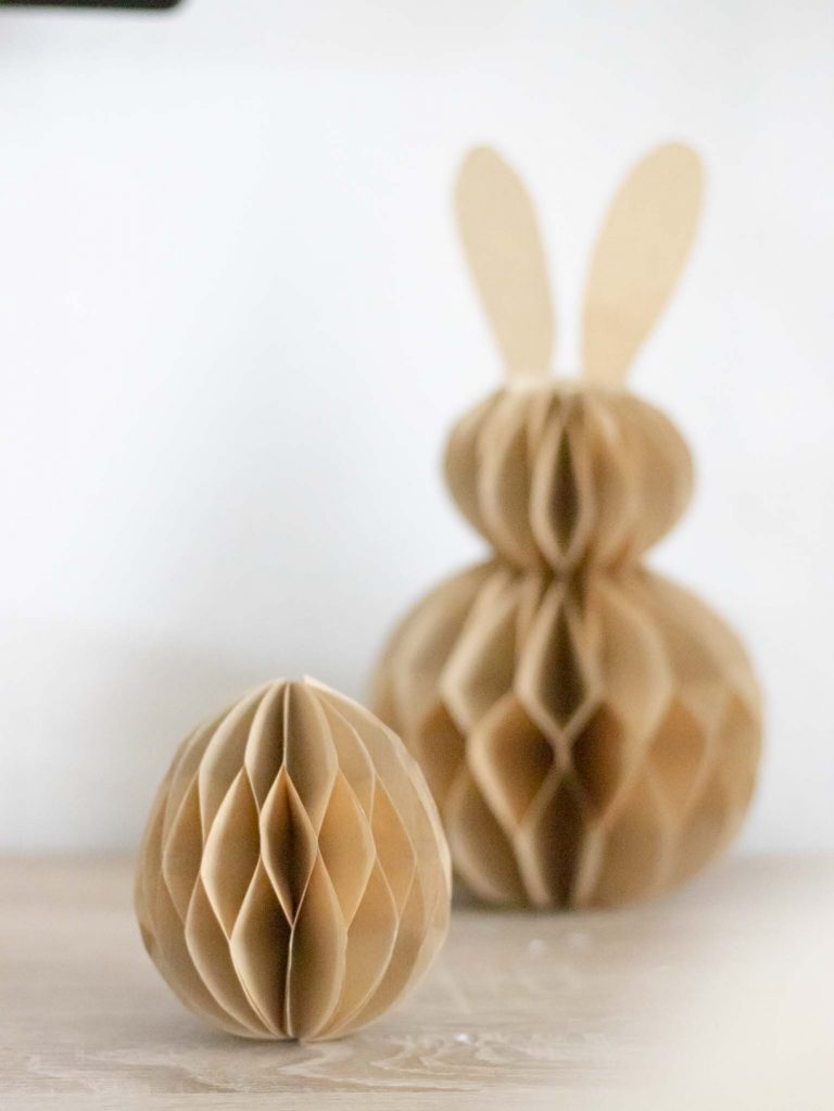 Waben-Ostereier und Waben-Osterhasen aus Papier basteln