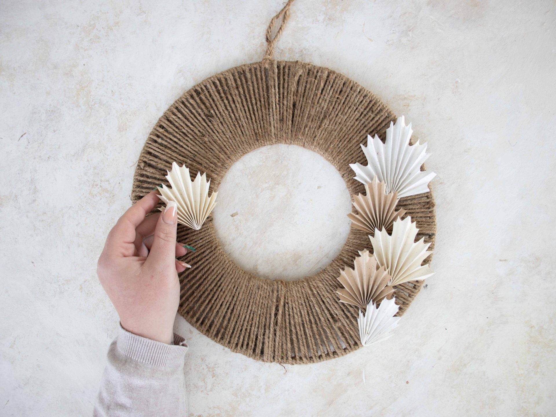 DIY-Herbstkranz mit Blättern aus Papier