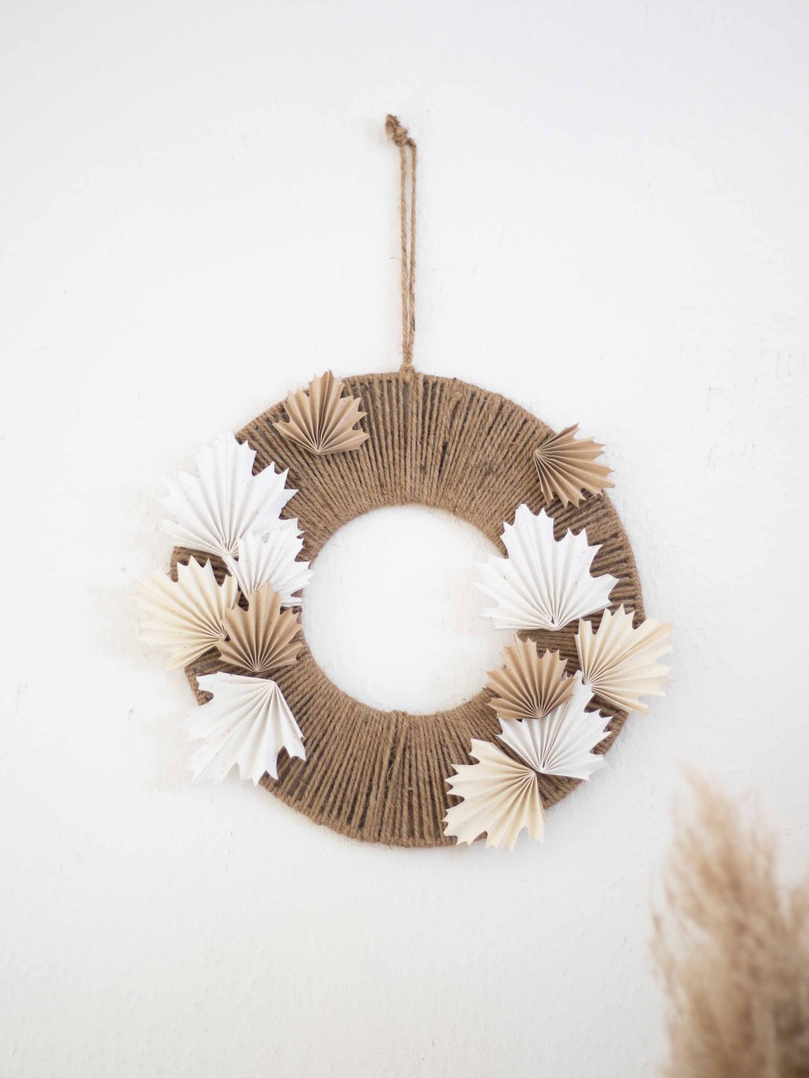 DIY-Herbstkranz mit Blättern aus Papier