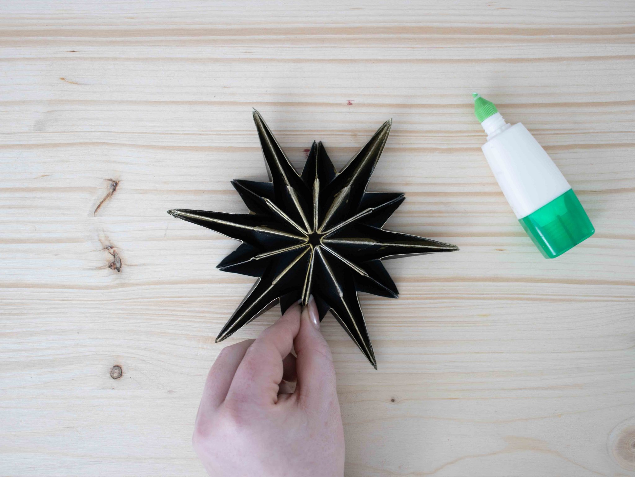  Weihnachtssterne aus Papier basteln: Eine einfache Bastelanleitung Illustration 