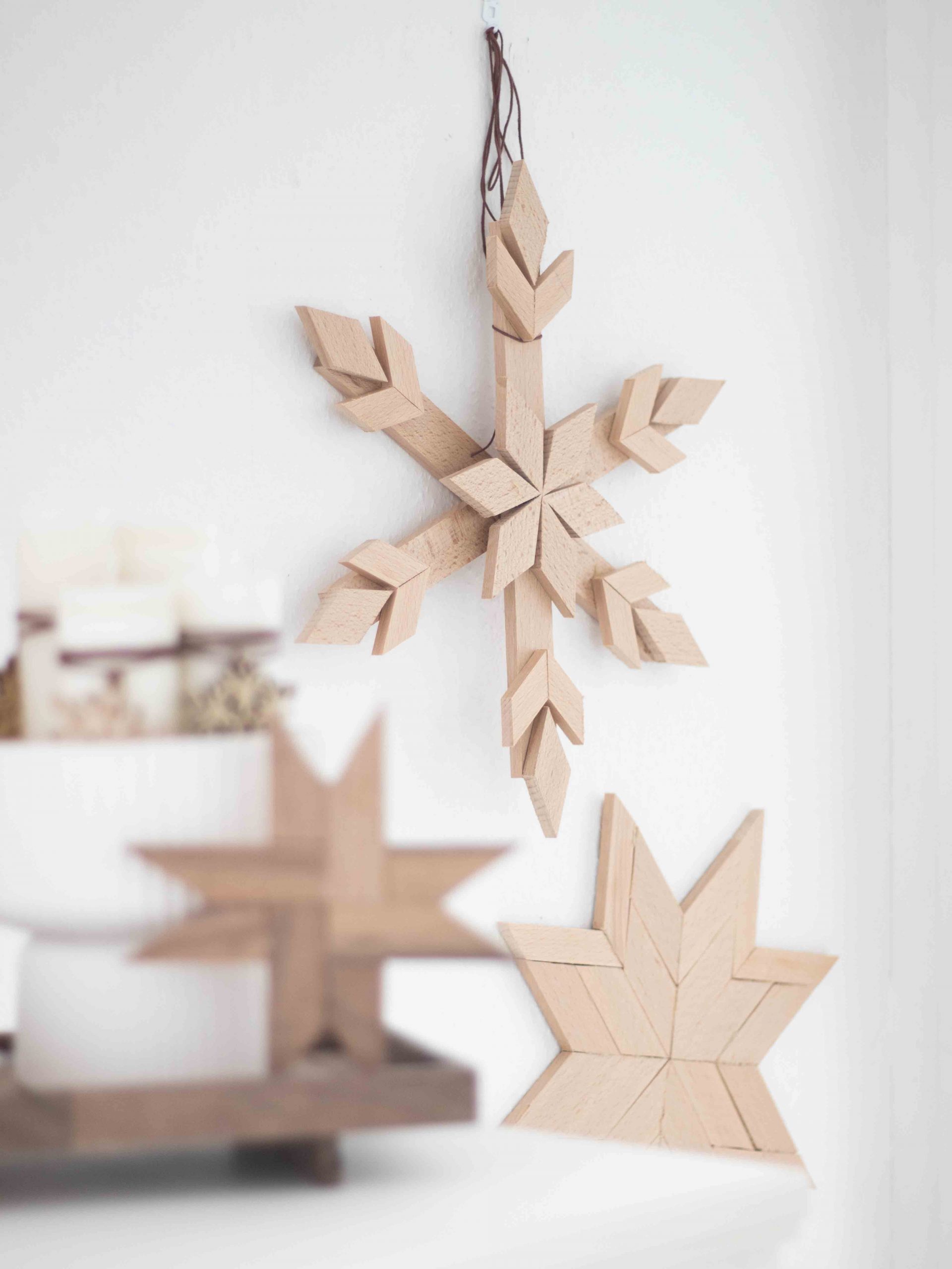 Sterne und Schneeflocken aus Holz basteln